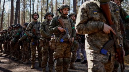 Junge Rekruten der 28. Separaten Mechanisierten Brigade „Ritter der Winterkampagne“ der ukrainischen Streitkräfte nehmen in der Region Kiew an einer Übung teil.