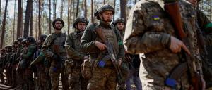 Junge Rekruten der 28. Separaten Mechanisierten Brigade „Ritter der Winterkampagne“ der ukrainischen Streitkräfte nehmen in der Region Kiew an einer Übung teil.