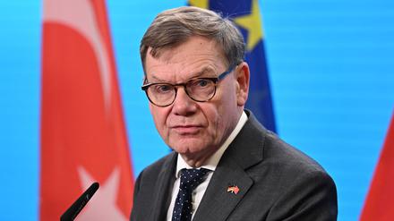 Bundesaußenminister Johann Wadephul (CDU) spricht im Auswärtigen Amt während einer gemeinsamen Pressekonferenz mit dem türkischen Außenminister Fidan.