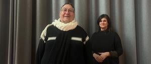 Gründer Christian Specht mit seiner Assistentin Julia von Schick im Konferenzraum der taz.