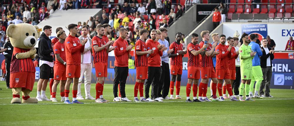 Die Heidenheimer und ihr Maskottchen Paule (l.) kennt man inzwischen in der Liga.
