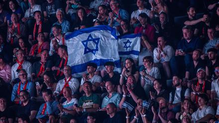 Fans mit Israel-Flagge beim Halbfinale des Eurovision Song Contests in Basel im Mai 2025.