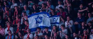 Fans mit Israel-Flagge beim Halbfinale des Eurovision Song Contests in Basel im Mai 2025.