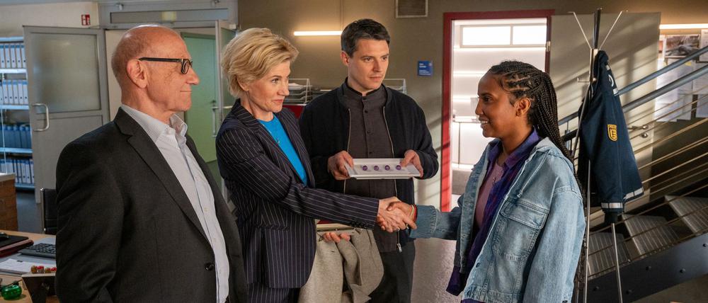 Kriminalkommissarin Toni Kidane (Iman Tekle, rechts) wird von den TV-Ermittlern der ZDF-Serie „SOKO Stuttgart“ begrüßt. 