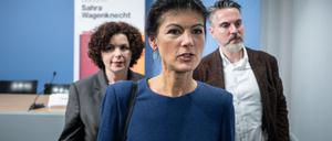 BSW-Gründerin und Noch-Vorsitzende Sahra Wagenknecht (m) mit ihren Amtskollegen Fabio De Masi und Amira Mohamad Ali am Rande einer Pressekonferenz zur Neuaufstellung der Parteispitze. 