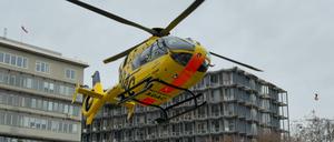 Fly-out von "Christoph 31": Am 28.11.2025 wurde der gelbe Rettungshubschrauber an seinem Stützpunkt am Charité Campus Benjamin Franklin in Berlin, Steglitz-Zehlendorf, verabschiedet. Landesbranddirektor Karstem Homrighausen der Berliner Feuerwehr hielt ein Grußwort. Stationsleiter und Pilot Nico Hellmann führte durch 38 Jahre Fluggeschichte, Frédéric Bruder (Vorstand der ADAC-Geschäftsführung) und Sascha Leipold (ADAC Berlin-Brandenburg) sprachen über die Zukunft in vier Jahren.