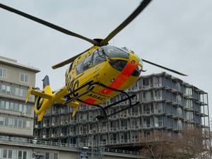 Fly-out von "Christoph 31": Am 28.11.2025 wurde der gelbe Rettungshubschrauber an seinem Stützpunkt am Charité Campus Benjamin Franklin in Berlin, Steglitz-Zehlendorf, verabschiedet. Landesbranddirektor Karstem Homrighausen der Berliner Feuerwehr hielt ein Grußwort. Stationsleiter und Pilot Nico Hellmann führte durch 38 Jahre Fluggeschichte, Frédéric Bruder (Vorstand der ADAC-Geschäftsführung) und Sascha Leipold (ADAC Berlin-Brandenburg) sprachen über die Zukunft in vier Jahren.