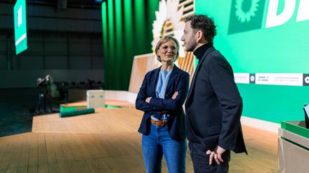 Franziska Brantner und Felix Banaszak, Bundesvorsitzende von Bündnis 90/Die Grünen, stehen auf einer Bühne während den Vorbereitungen zur Bundesdelegiertenkonferenz von Bündnis 90/Die Grünen.
