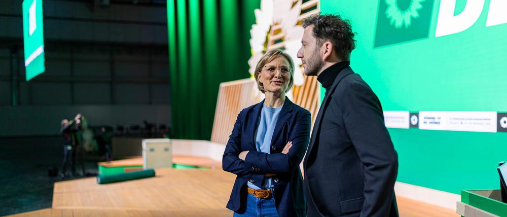 Franziska Brantner und Felix Banaszak, Bundesvorsitzende von Bündnis 90/Die Grünen, stehen auf einer Bühne während den Vorbereitungen zur Bundesdelegiertenkonferenz von Bündnis 90/Die Grünen.