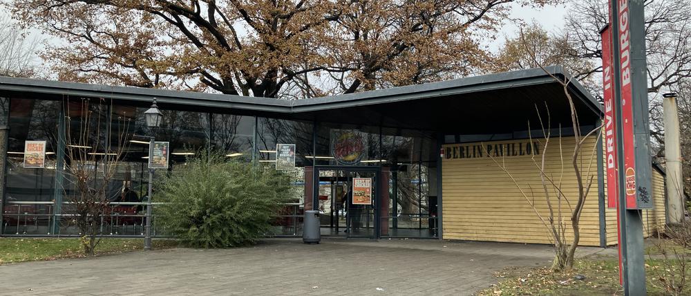 Der Berlin-Pavillon ist denkmalgeschützt, daneben könnte jetzt entgegen dem Denkmalschutz, ein Hochhaus entstehen