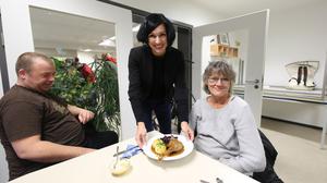 Oberbürgermeisterin Noosha Aubel serviert den Gästen wie Annett Wöhrn (r.) in der Suppenküche das Adventsessen.