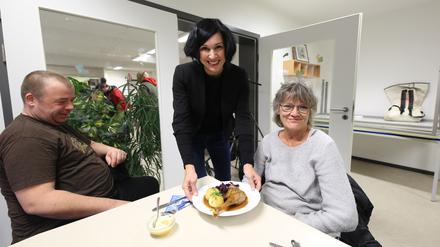 Oberbürgermeisterin Noosha Aubel serviert den Gästen wie Annett Wöhrn (r.) in der Suppenküche das Adventsessen.