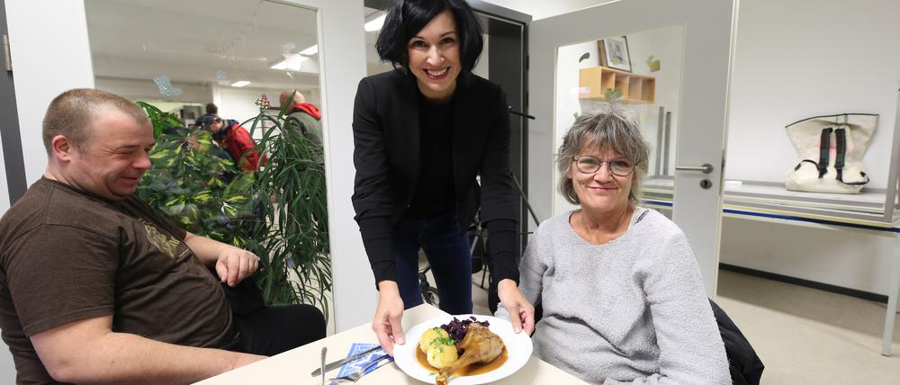 Oberbürgermeisterin Noosha Aubel serviert den Gästen wie Annett Wöhrn (r.) in der Suppenküche das Adventsessen.