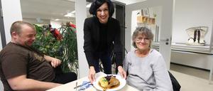 Oberbürgermeisterin Noosha Aubel serviert den Gästen wie Annett Wöhrn (r.) in der Suppenküche das Adventsessen.