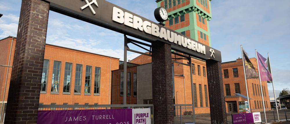 Auf dem Gelände des Bergbaumuseums „Kohlewelt“ hat der US-Künstlers James Turrell sein neues Lichtkunstwerk „Beyond Horizons“ geschaffen. 