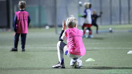 Um herauszufinden, ob ein Kind im Verein gemobbt wird, müssen Eltern genau hinhören.