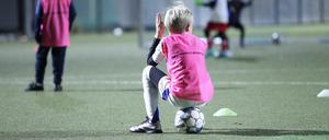 Um herauszufinden, ob ein Kind im Verein gemobbt wird, müssen Eltern genau hinhören.