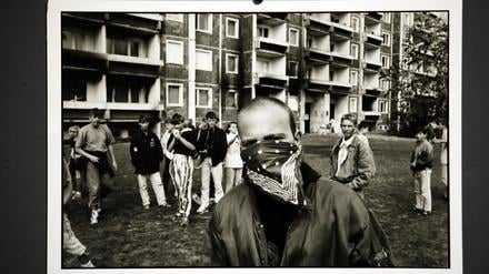 Ute Mahlers Reportage „Rostock. Sonnenblumenhaus“ ist in der Ausstellung „Das Weite suchen“ zu sehen - als nur eine von vielen Facetten der Umbruchzeit.