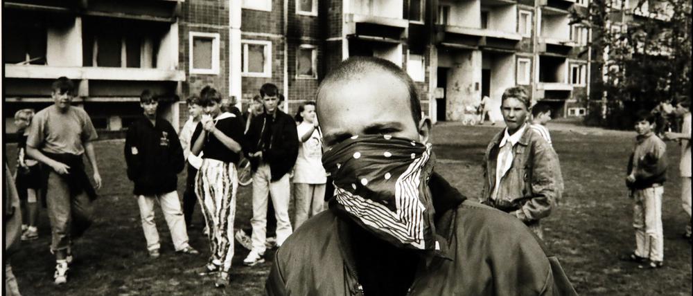 Ute Mahlers Reportage „Rostock. Sonnenblumenhaus“ ist in der Ausstellung „Das Weite suchen“ zu sehen - als nur eine von vielen Facetten der Umbruchzeit.