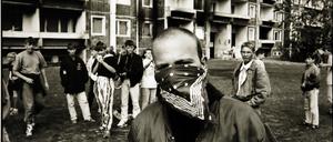 Ute Mahlers Reportage „Rostock. Sonnenblumenhaus“ ist in der Ausstellung „Das Weite suchen“ zu sehen - als nur eine von vielen Facetten der Umbruchzeit.