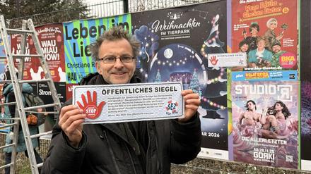 Eine Demonstrierender mit einem selbstgefertigten Siegel für das SEZ. 