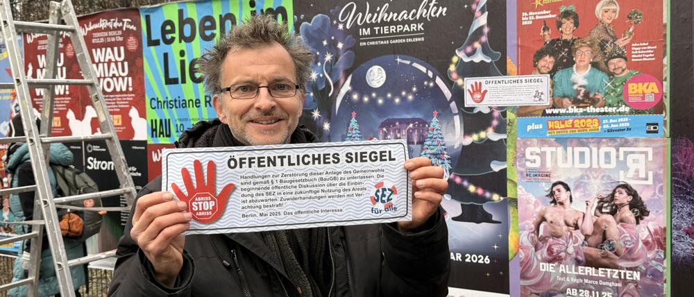 Eine Demonstrierender mit einem selbstgefertigten Siegel für das SEZ. 