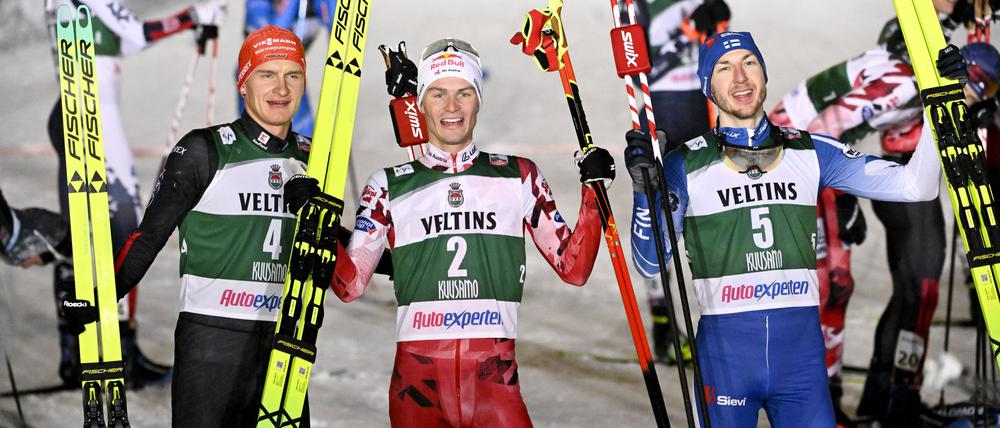  Julian Schmid aus Deutschland (l) freut sich über den geglückten Saisonauftakt.
