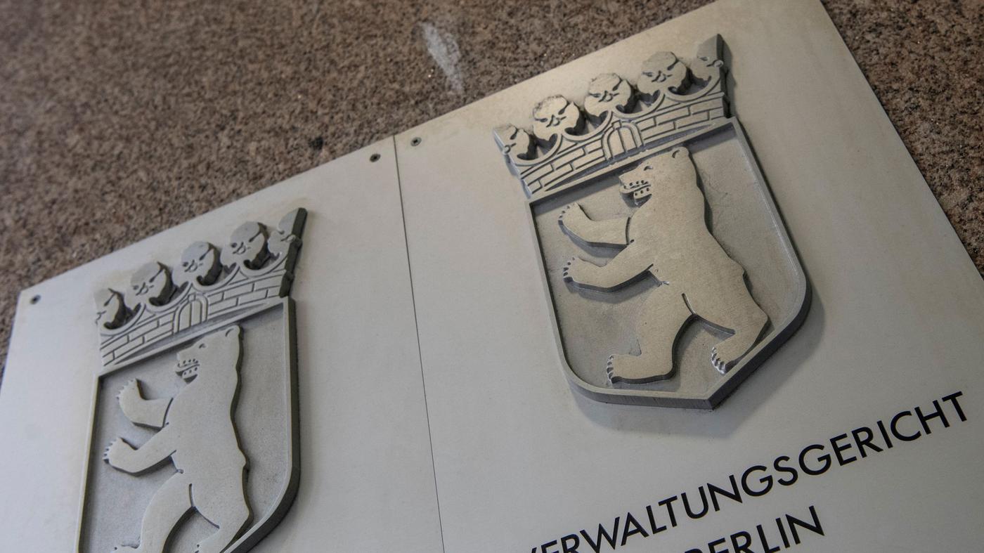 Protest-an-Universit-t-Gericht-Protestbanner-gegen-AfD-Jugend-darf-h-ngen-bleiben