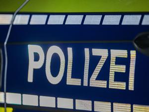 Der Schriftzug «Polizei» reflektiert an einem Streifenwagen.