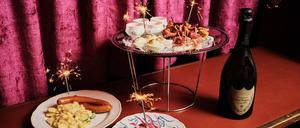 Partyplatte mit Wunderkerzen: So feiert man Silvester in Clärchens Ballhaus.