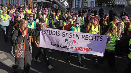 Auch gegen die rechtsextremen Partei „Die Heimat“ (vormals NPD) gingen die „Studis gegen Rechts“ auf die Straße.