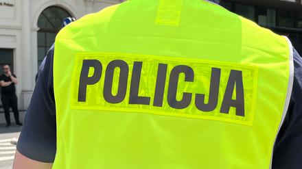 Die Aufschrift «Policja» ist auf dem Rücken eines polnischen Polizisten zu sehen. In Polen sind fünf mutmaßliche Spione gefasst worden. 