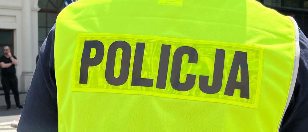 Die Aufschrift «Policja» ist auf dem Rücken eines polnischen Polizisten zu sehen. In Polen sind fünf mutmaßliche Spione gefasst worden. 