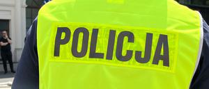 Die Aufschrift «Policja» ist auf dem Rücken eines polnischen Polizisten zu sehen. In Polen sind fünf mutmaßliche Spione gefasst worden. 