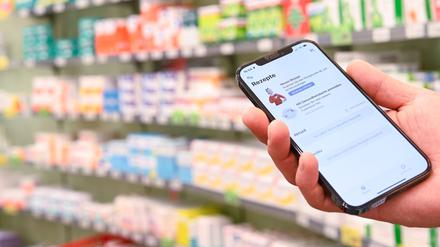 Ein E-Rezept ist auf dem Handy zu sehen. (Symbolbild)