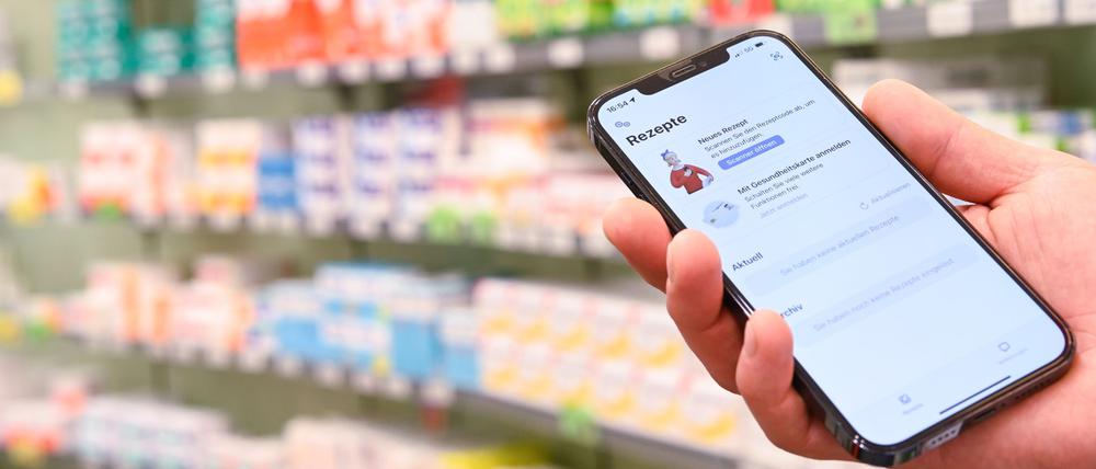 Ein E-Rezept ist auf dem Handy zu sehen. (Symbolbild)