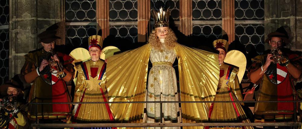 Mit dem feierlichen Prolog eröffnet Nora Falk, das neue Nürnberger Christkind, auf der Empore der Frauenkirche offiziell den Nürnberger Christkindlesmarkt 2025.