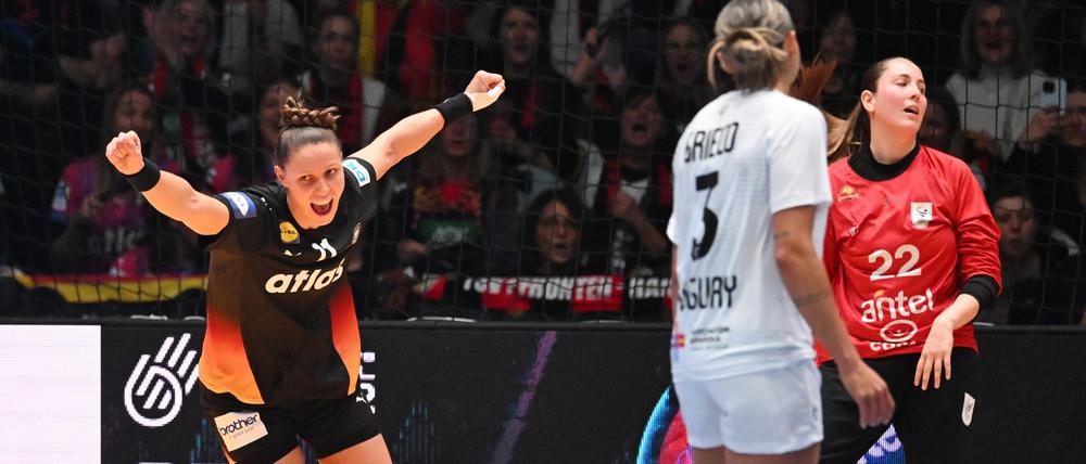 Die deutschen Handballerinnen haben vorzeitig die WM-Hauptrunde erreicht.