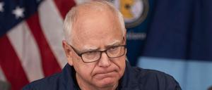 Der US-Gouverneur von Minnesota, Tim Walz, spricht im Juni 2025 im staatlichen Notfallzentrum über den Mord an einer Abgeordneten und ihrem Ehemann.