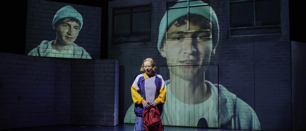 „Aschewolken“ von Lisa Wentz in der Regie von Harry Fuhrmann am Hans Otto Theater. Hier Luise von Stein als Laura und Levi Wessel als Mathé.