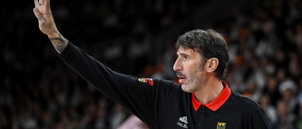 Alex Mumbru dirigiert wieder das Nationalteam.