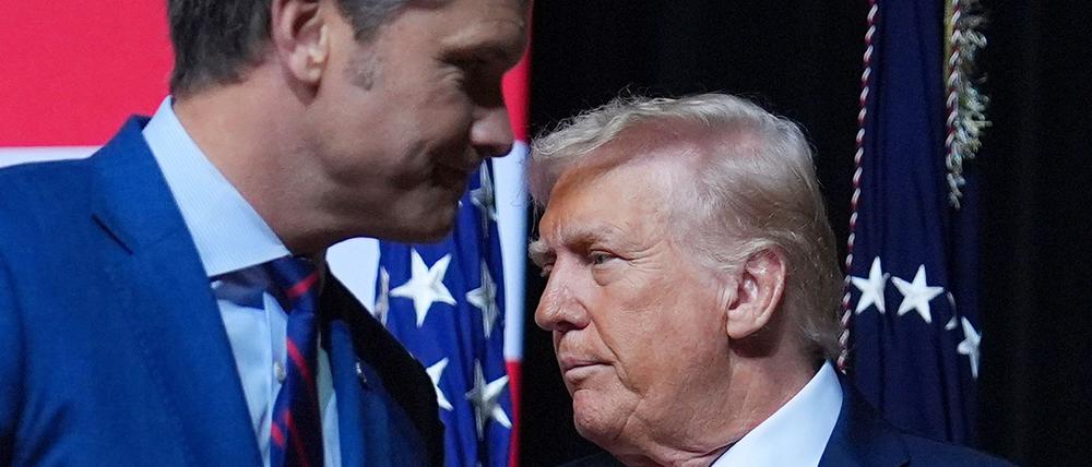 Pentagon-Chef Hegseth (l) ordnete den Berichten zufolge an, „alle zu töten“. (Archivbild)