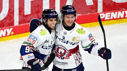 Angreifer Frederik Tiffels (l.) traf zum 4:1 der Eisbären Berlin bei den Grizzlys Wolfsburg.