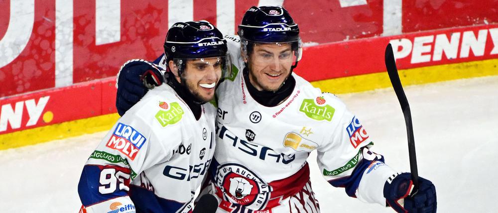 Angreifer Frederik Tiffels (l.) traf zum 4:1 der Eisbären Berlin bei den Grizzlys Wolfsburg.