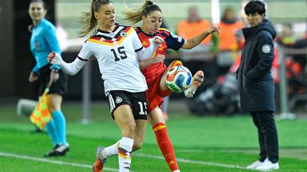 Der Einsatz stimmte: Selina Cerci (l) im Duell mit Spaniens Olga Carmona.