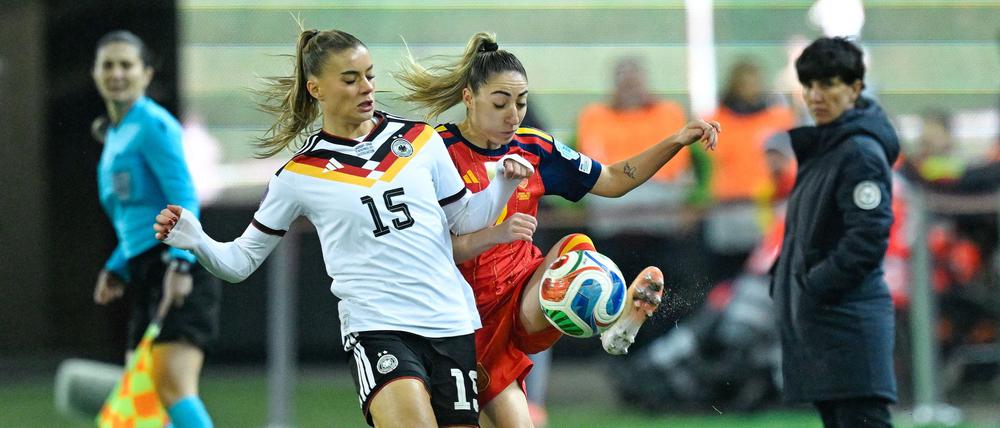 Der Einsatz stimmte: Selina Cerci (l) im Duell mit Spaniens Olga Carmona.