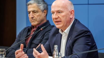 Kai Wegner (r, CDU), Regierender Bürgermeister von Berlin, und Kaweh Niroomand, Olympia-Beauftragter des Landes Berlin, nehmen an einer Pressekonferenz zum Stand der Bewerbung für die Olympischen und Paralympischen Spiele teil. 