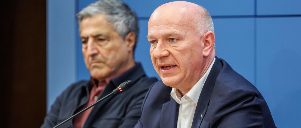 Kai Wegner (r, CDU), Regierender Bürgermeister von Berlin, und Kaweh Niroomand, Olympia-Beauftragter des Landes Berlin, nehmen an einer Pressekonferenz zum Stand der Bewerbung für die Olympischen und Paralympischen Spiele teil. 