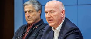 Kai Wegner (r, CDU), Regierender Bürgermeister von Berlin, und Kaweh Niroomand, Olympia-Beauftragter des Landes Berlin, nehmen an einer Pressekonferenz zum Stand der Bewerbung für die Olympischen und Paralympischen Spiele teil. 