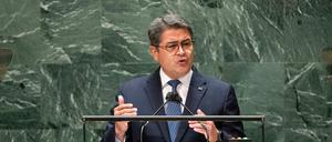 (FILES) Honduras’ President Juan Orlando Hernandez Alvarado addresses the 76th session UN General Assembly on September 22, 2021, in New York. US President Donald Trump said Friday he will pardon Honduran ex-president Juan Orlando Hernandez, who was convicted of drug trafficking and sentenced to 45 years in prison in the US. (Photo by EDUARDO MUNOZ / AFP)